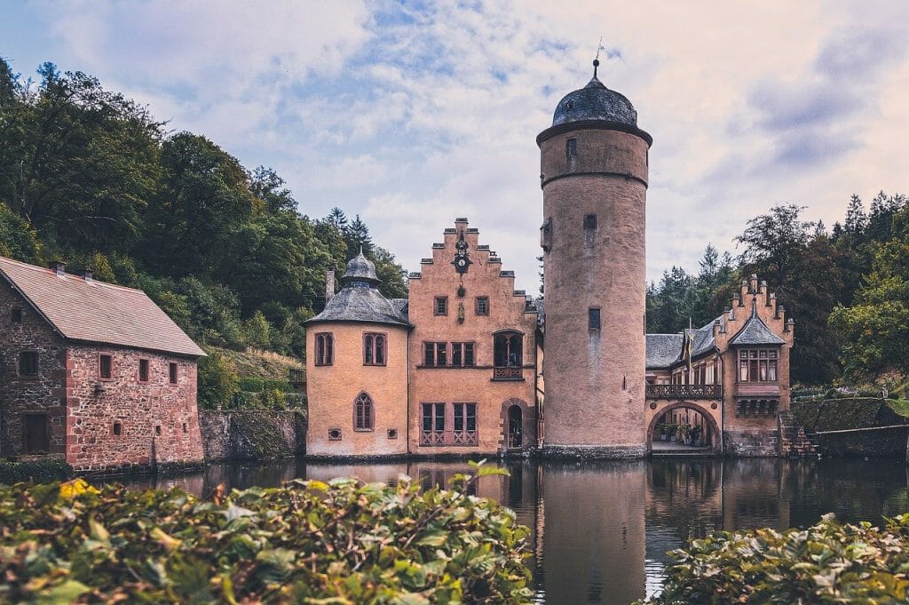 Moated Castle 4529902 1280