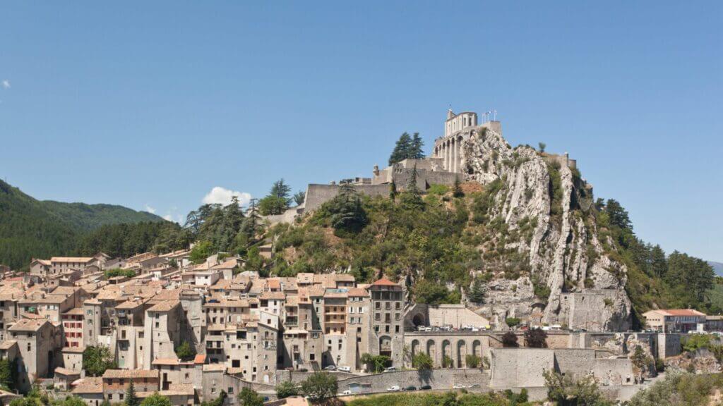 Top Things to do in Sisteron France ( Citadelle de Sisteron &amp; Rocher de la Baume)