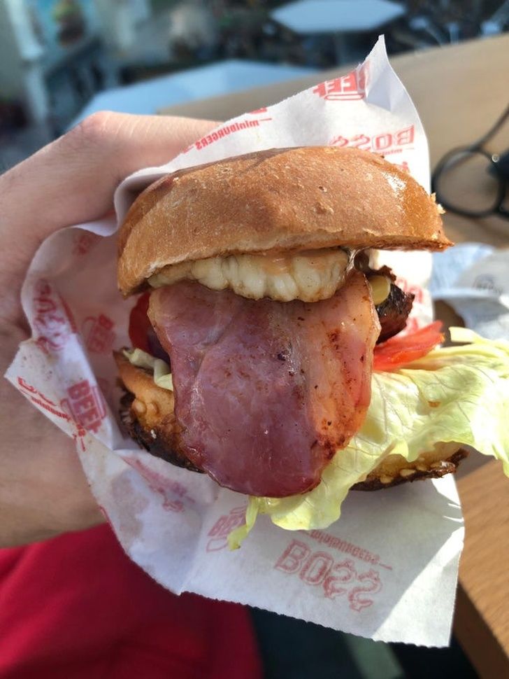 hamburgerin salamı dil çıkarmış gibi