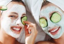 iki kız maske yapmış