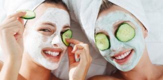 iki kız maske yapmış