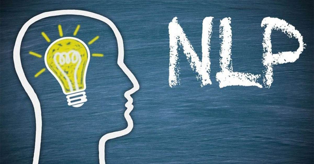 NLP yazısı beyin içerisinde ampül