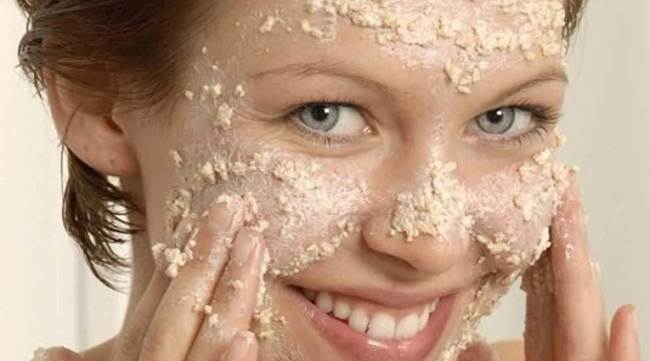 yüzüne maske yapmış kadın
