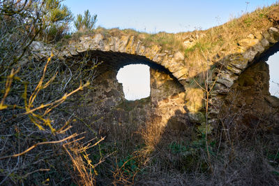 The ruins Barnes Castle in the fields of Scotland. Chamber remains