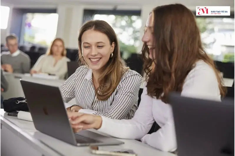 Học Quản trị Kinh doanh Từ Xa: Con Đường Tiến Thân Mới