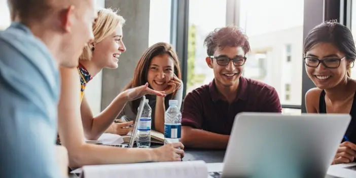 Sinh viên nên đi làm thêm hay không? Lợi ích và thách thức