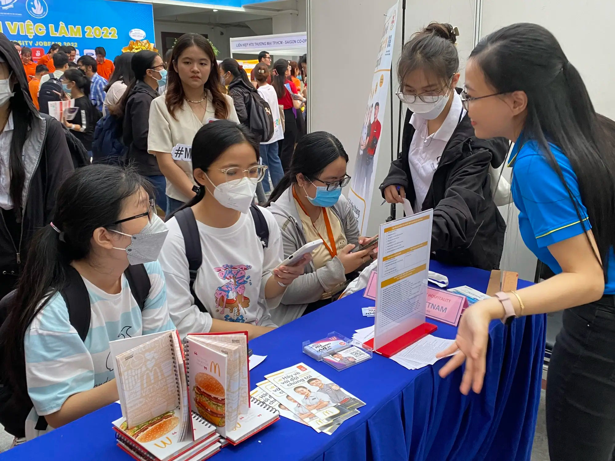 Sinh viên nên đi làm thêm hay không? Lợi ích và thách thức