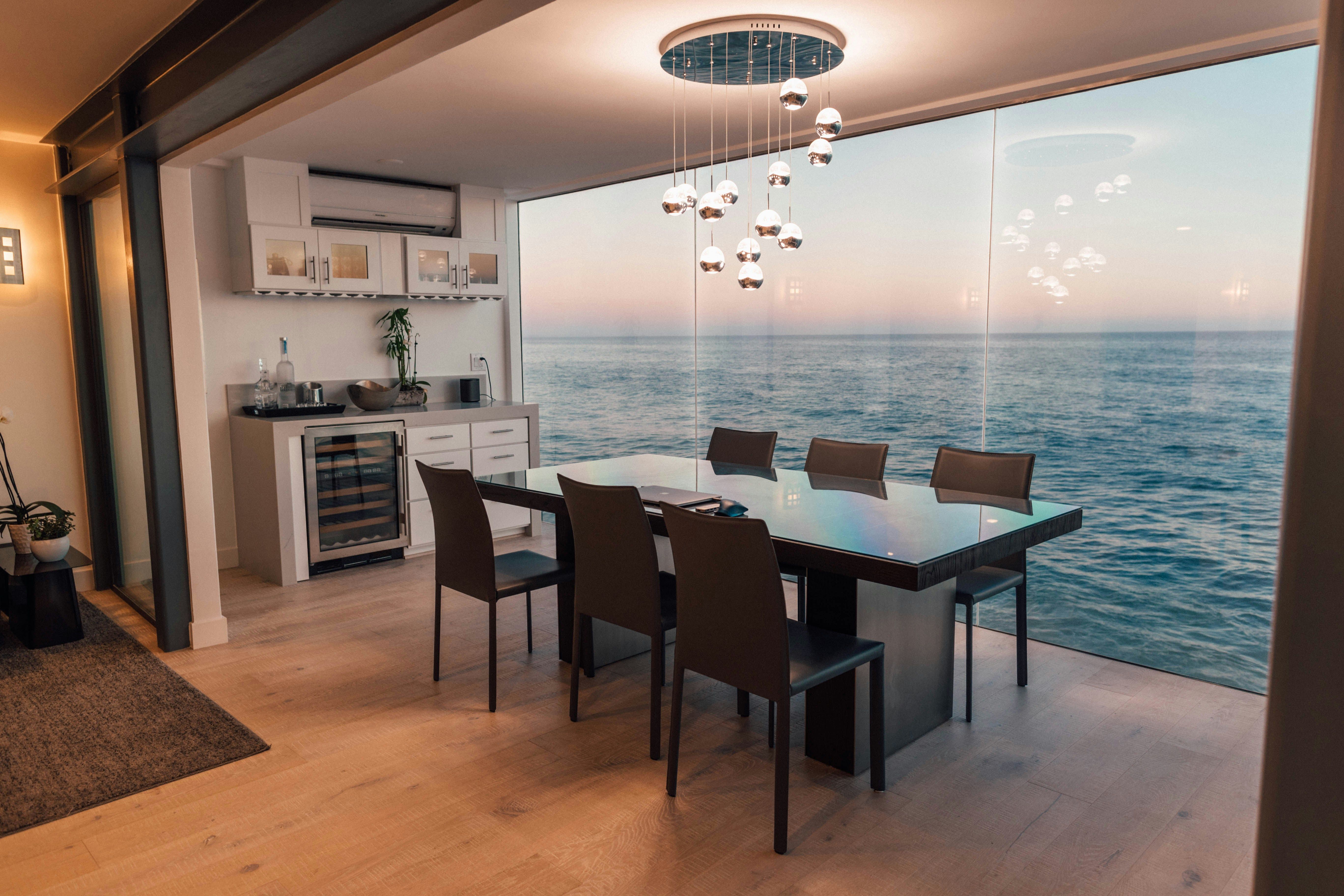Salon, comedor frente al mar
