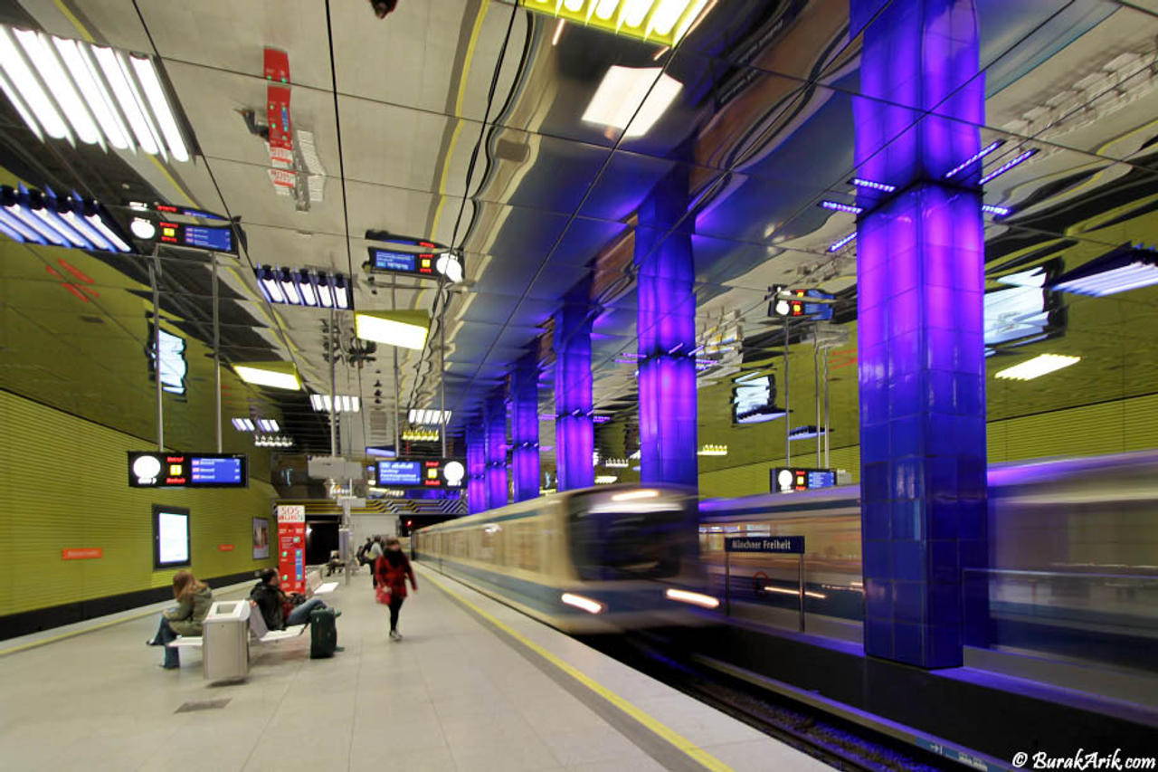 Münchner Freiheit Metro İstasyonu