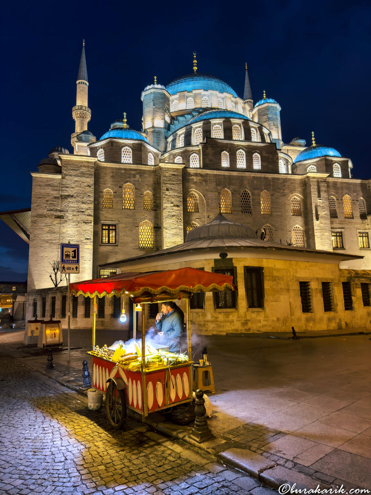 Yeni Camii Önünde Mısırcı