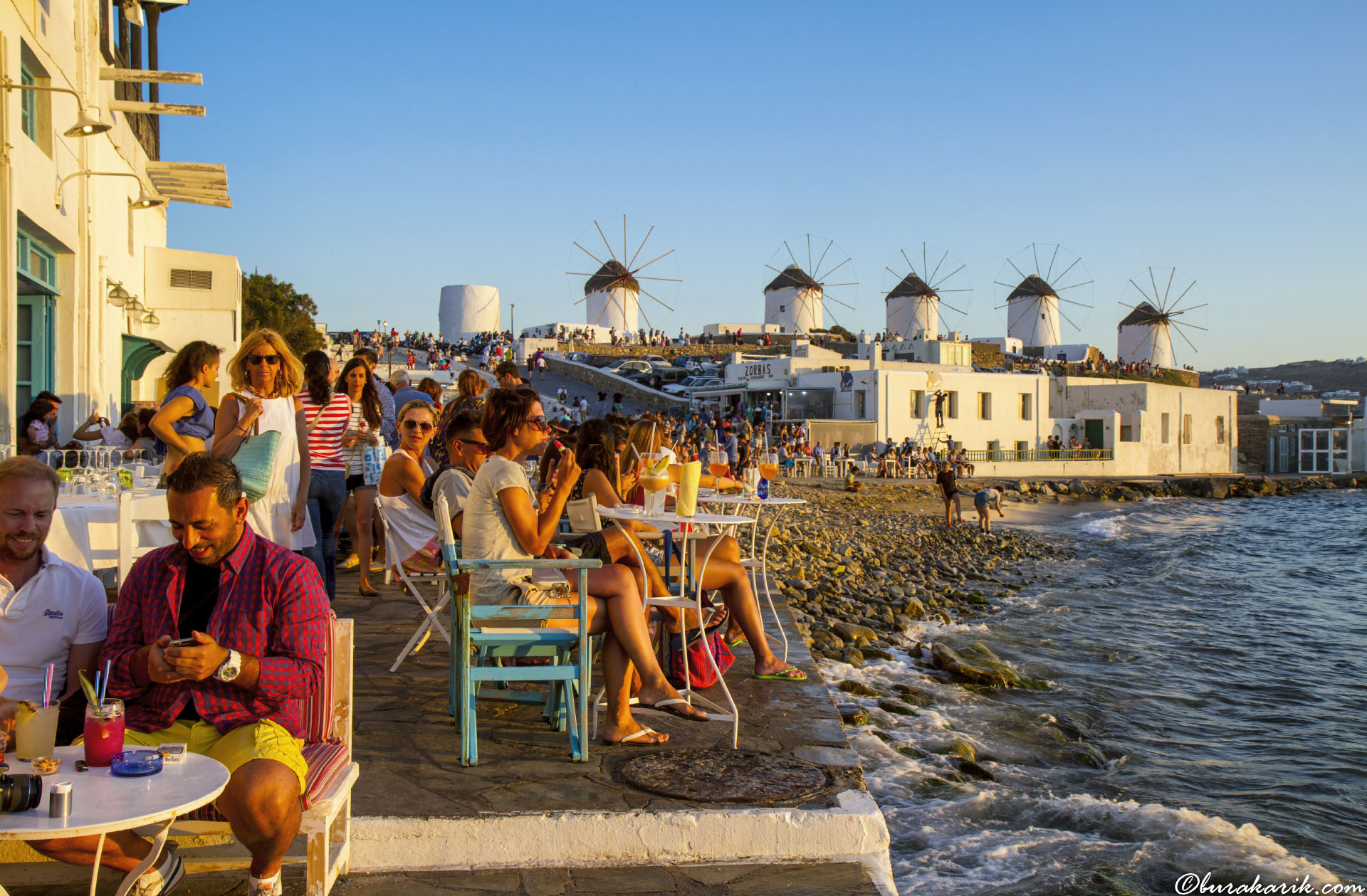 Mykonos'da İnsanlar Güneşi Batırıyor