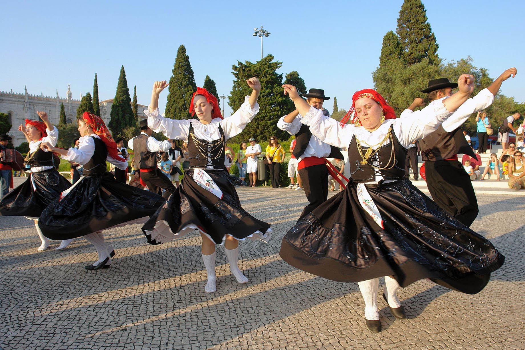 Geleneksel Kıyafetlerle Dans