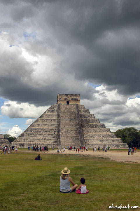 Chichen Itza'da Yağmur Bulutları