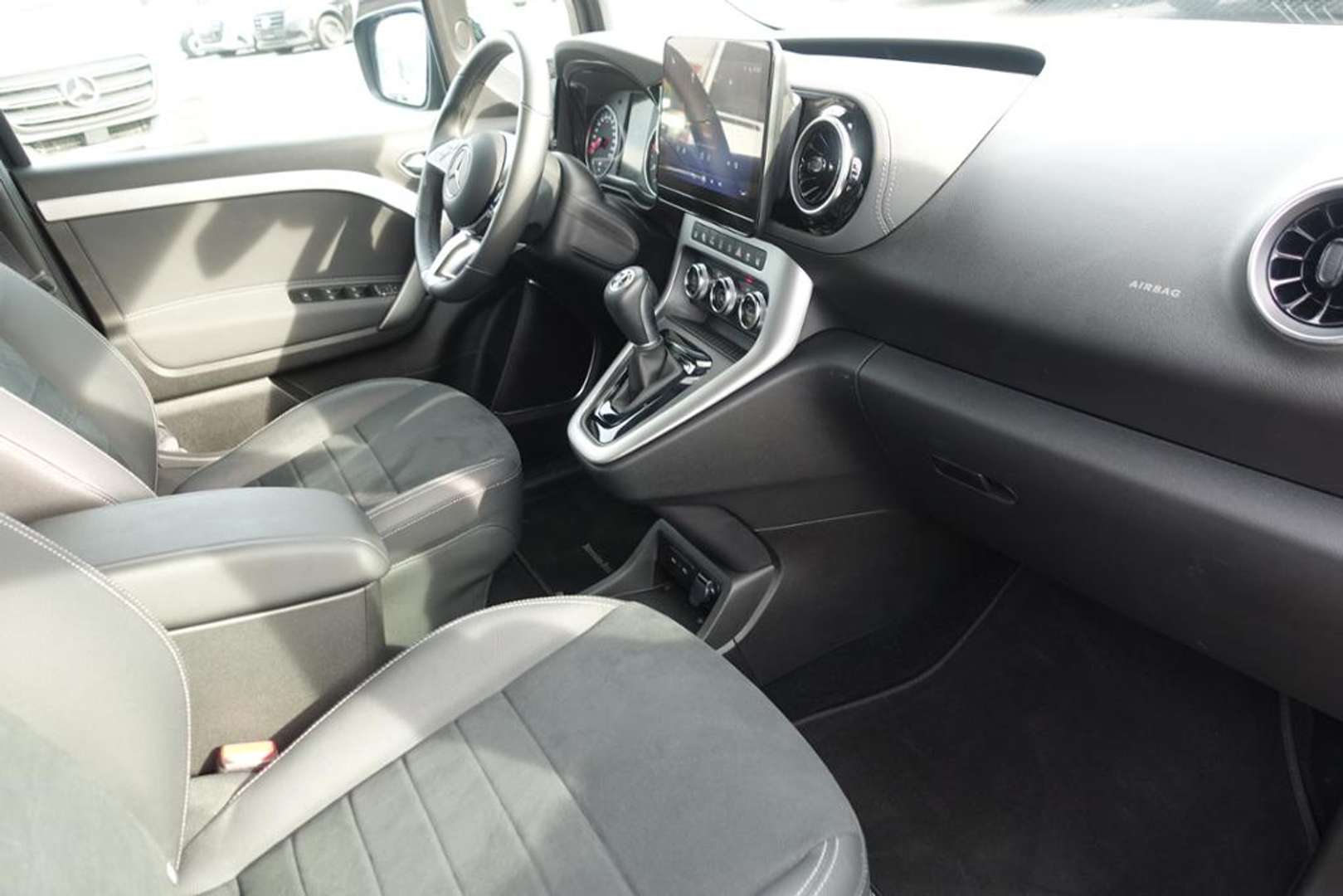 Mercedes T-Class Progressive Edition T 180 D - 2025 - Joinsteer - #9