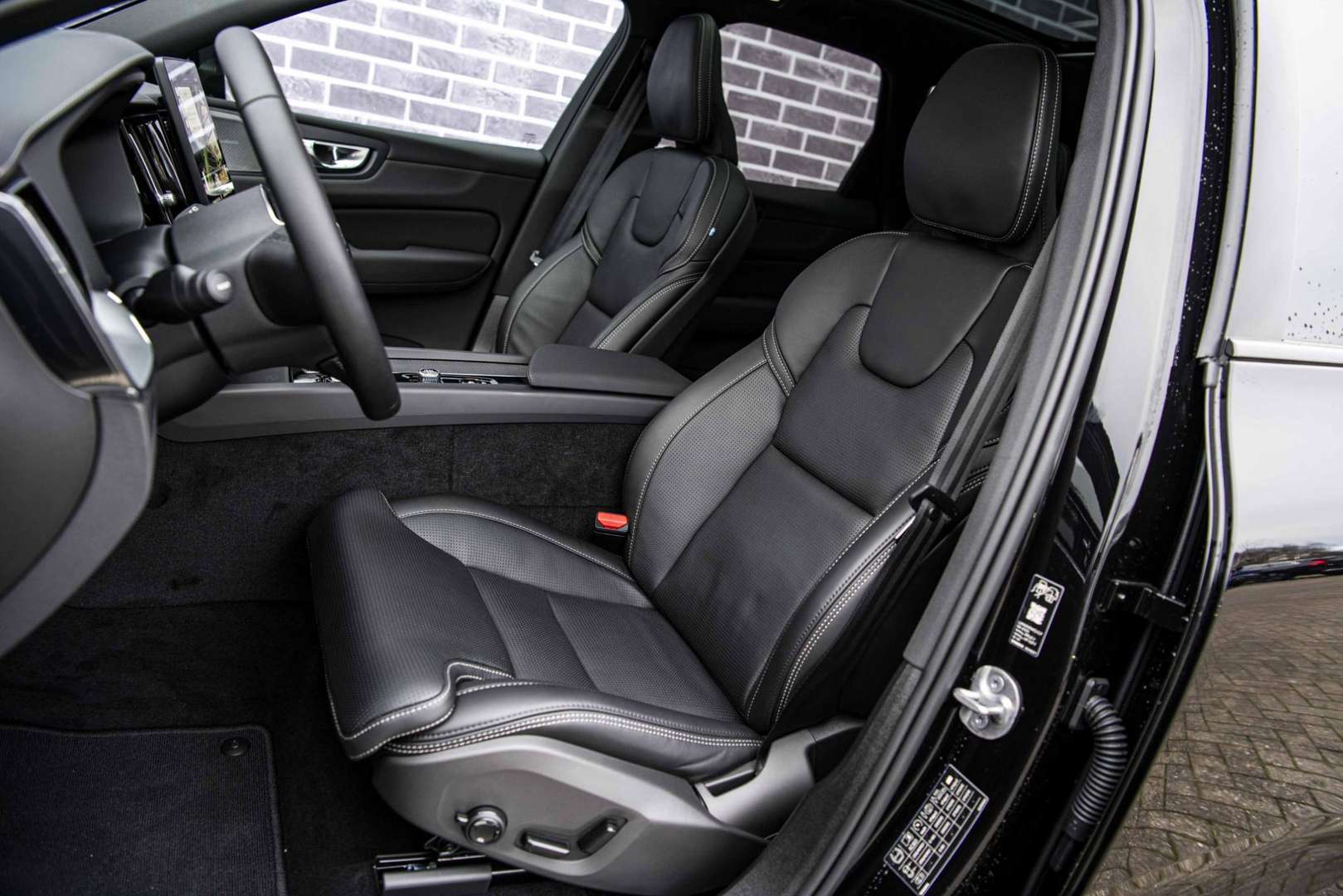 Volvo XC60 PLUS BLACK EDITION T6 PLUG-IN HYBRID - 2026 - Joinsteer - #4