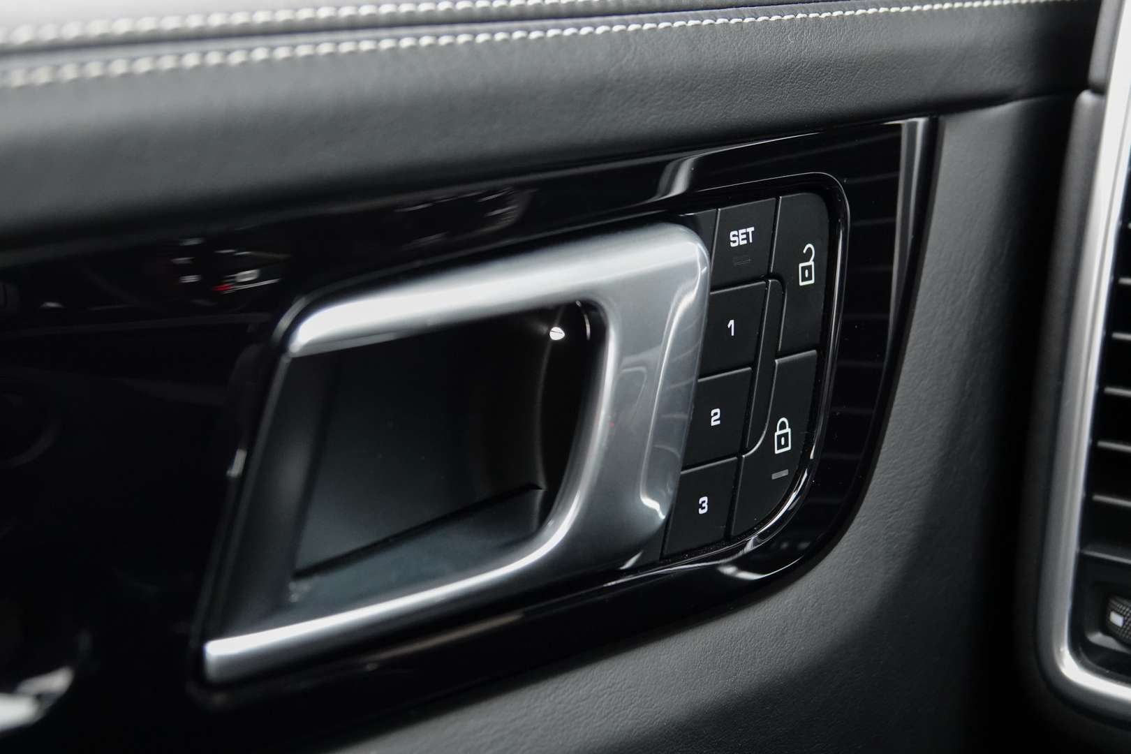 Porsche Cayenne Coupé Platinum Edition 3.0 E-Hybrid 462Pk - 2023 - Joinsteer - #35