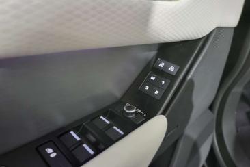 Land Rover Range Rover Velar R-Dynamic SE 2.0D I4 204 CV — photo 16