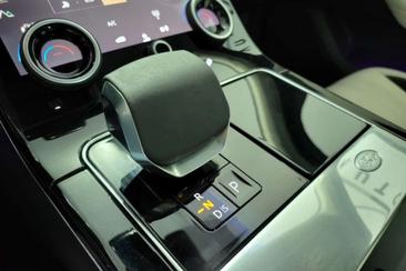 Land Rover Range Rover Velar R-Dynamic SE 2.0D I4 204 CV — photo 17