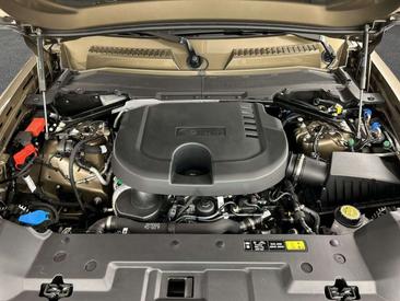 Land Rover Defender 110 X-Dynamic SE D250 — photo 11