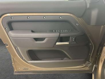 Land Rover Defender 110 X-Dynamic SE D250 — photo 14