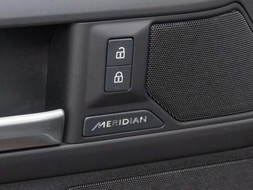 Land Rover Defender 110 D200 X-Dynamic SE — photo 19