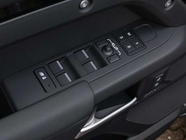 Land Rover Defender 110 D200 X-Dynamic SE — photo 20