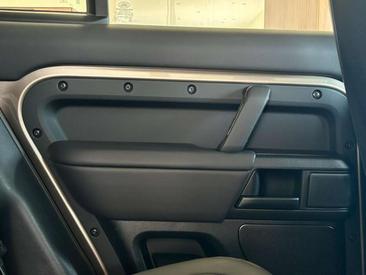 Land Rover Defender 110 P635 OCTA AWD Auto. 25.5MY — photo 18