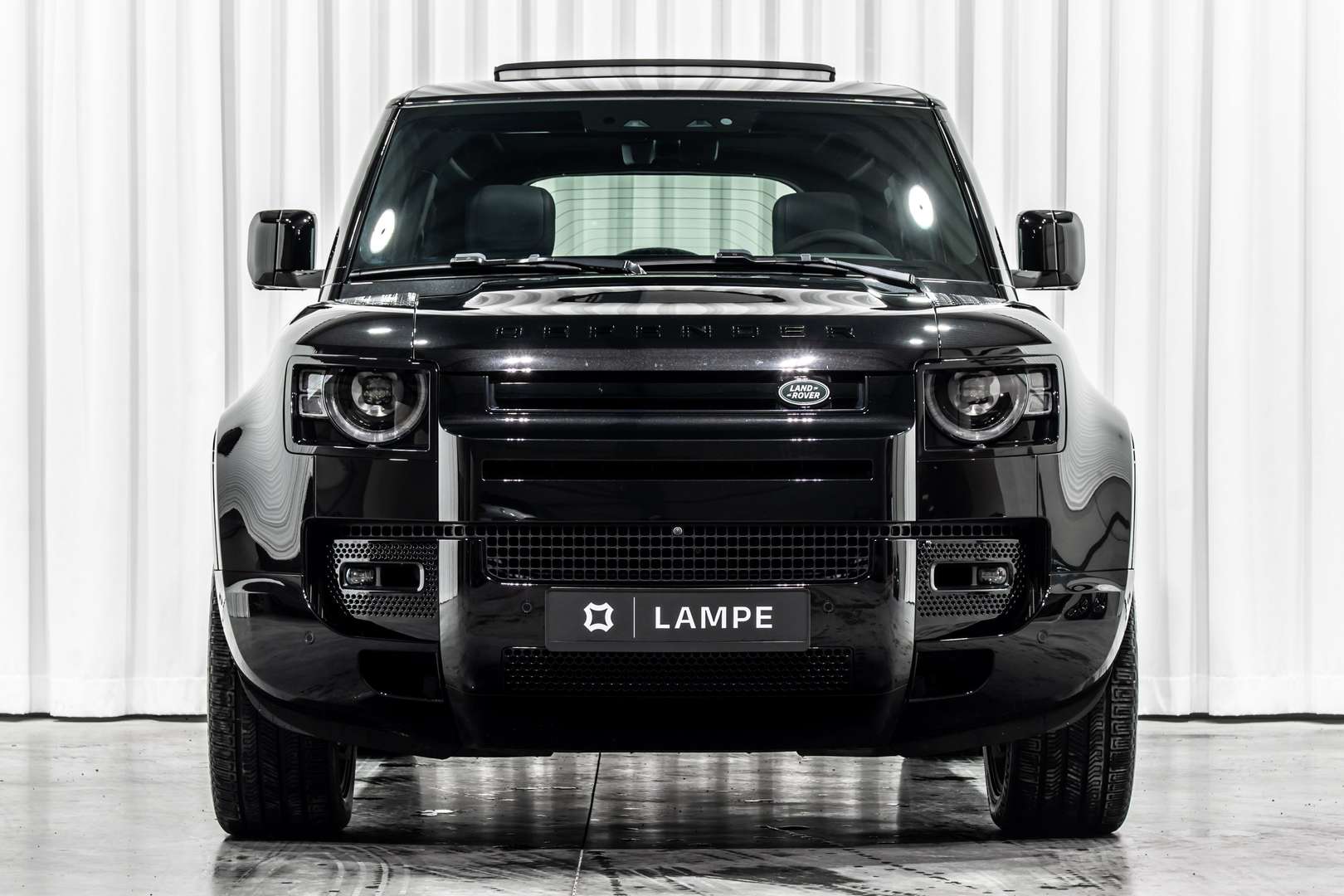 Land Rover Defender 90 Full Black Trekhaak Pano HUD 360 ACC P525 V8 - 2024 - Joinsteer - #1