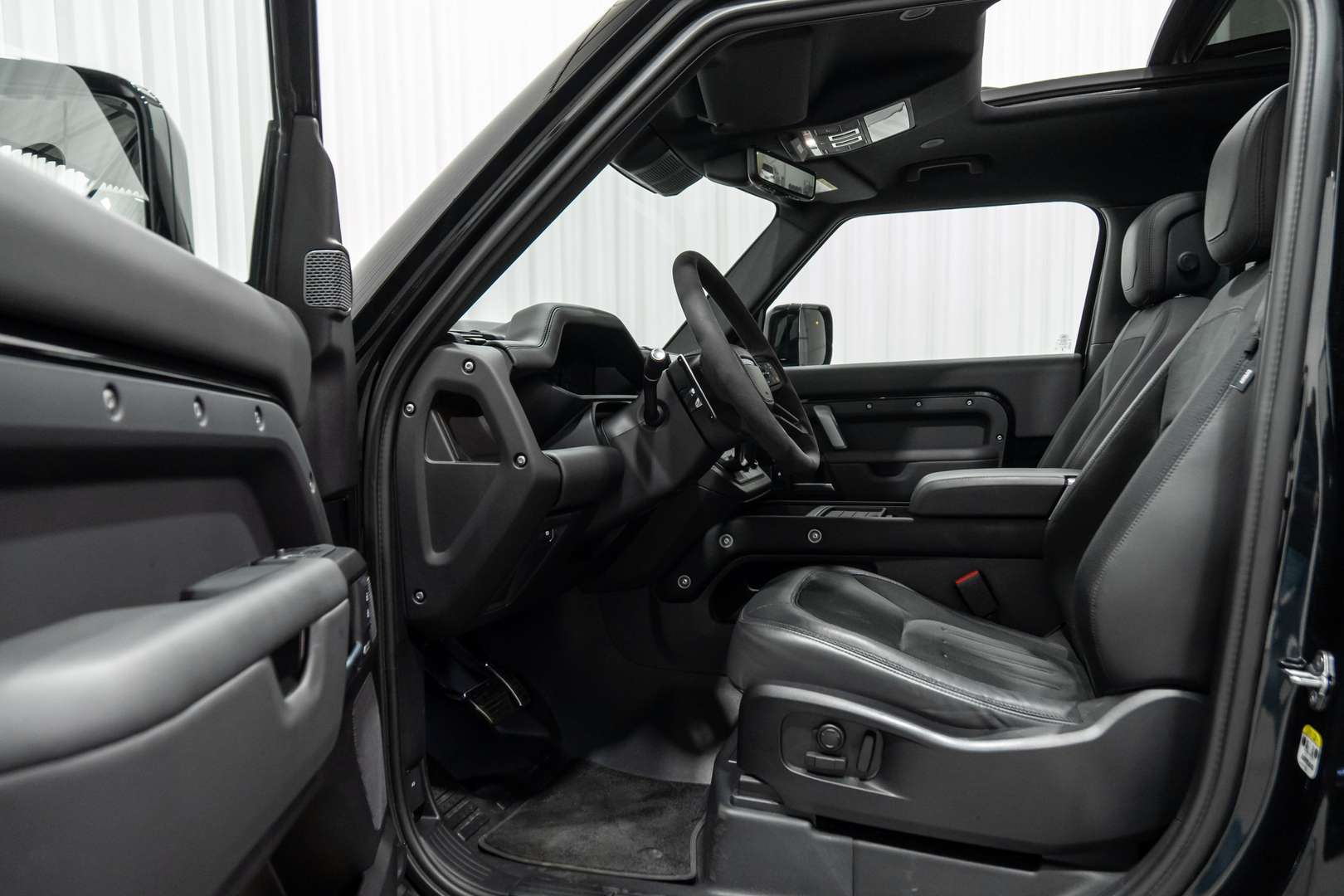 Land Rover Defender 90 Full Black Trekhaak Pano HUD 360 ACC P525 V8 - 2024 - Joinsteer - #13