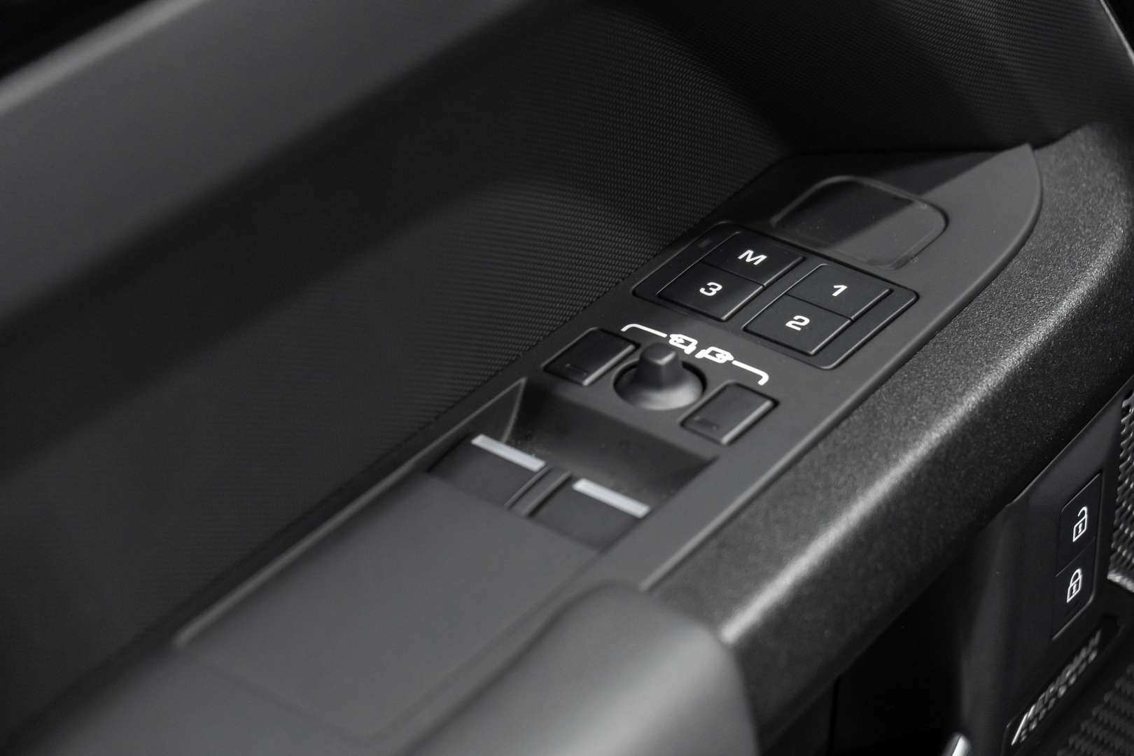 Land Rover Defender 90 Full Black Trekhaak Pano HUD 360 ACC P525 V8 - 2024 - Joinsteer - #23