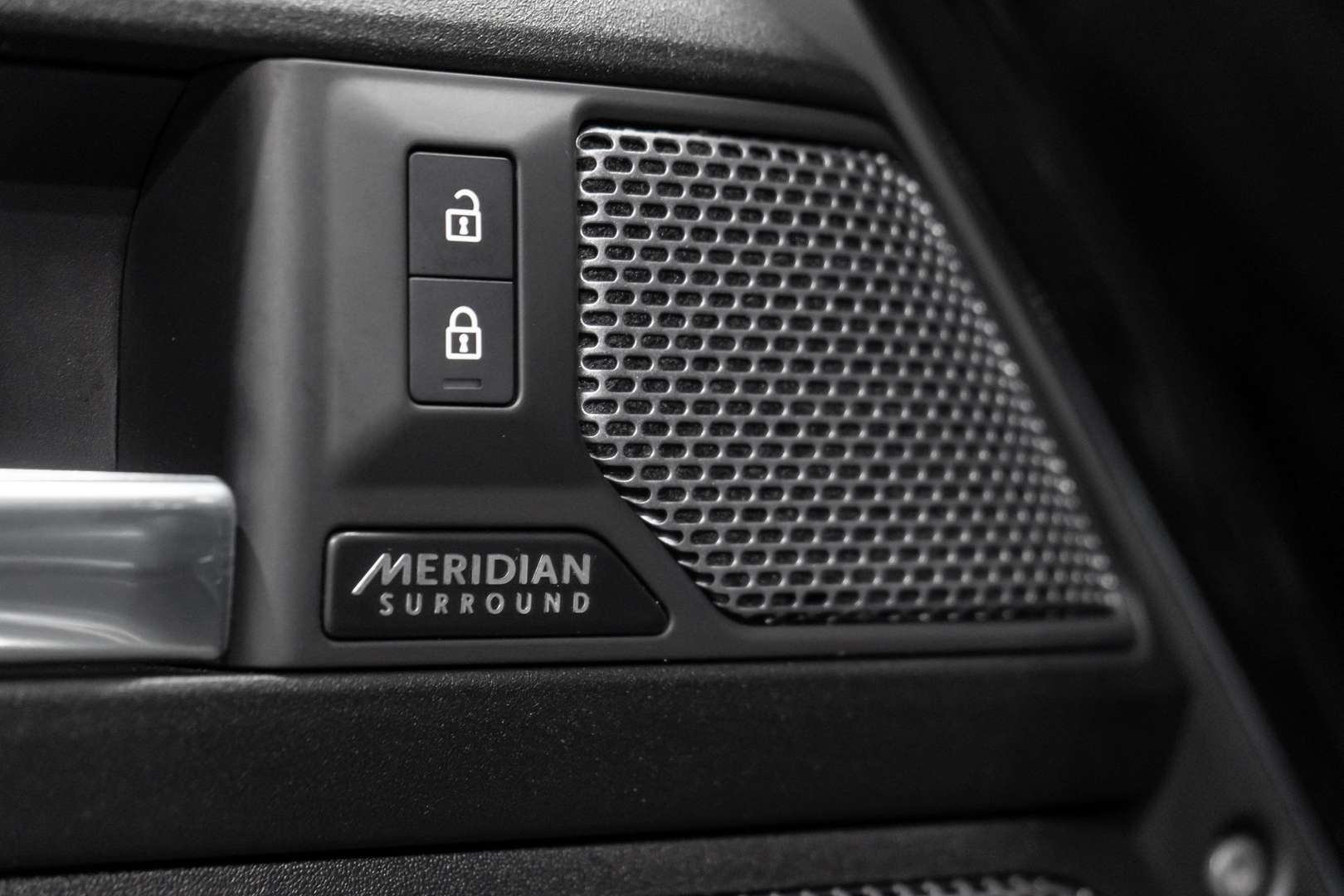 Land Rover Defender 90 Full Black Trekhaak Pano HUD 360 ACC P525 V8 - 2024 - Joinsteer - #24