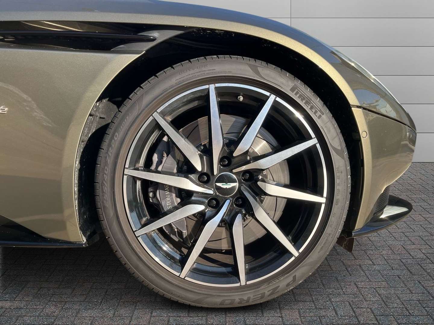 Aston Martin DB11 Coupé 5.2 V12 Launch Edition - 2017 - Joinsteer - #3