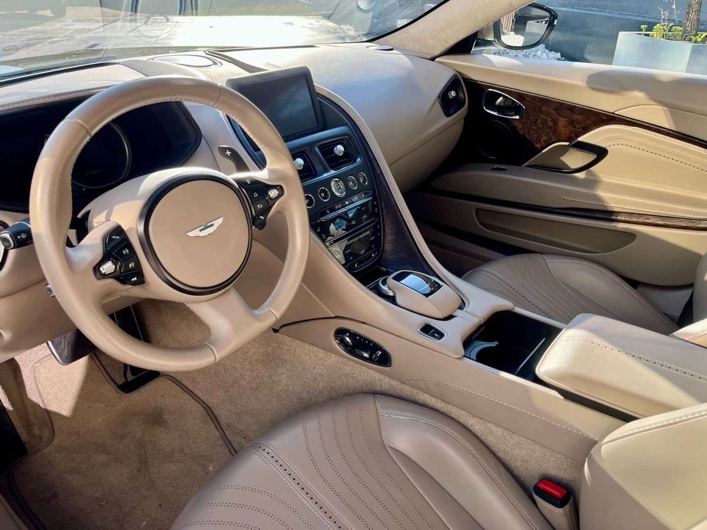 Aston Martin DB11 Coupé 5.2 V12 Launch Edition - 2017 - Joinsteer - #4