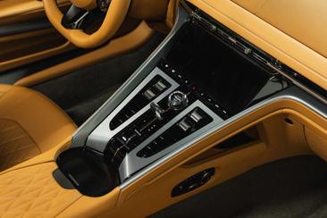 Aston Martin DB12 Volante — photo 17