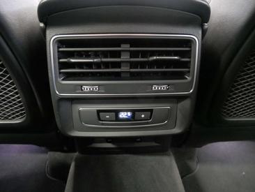 Audi Q8 S Line 55 TFSI E — photo 14