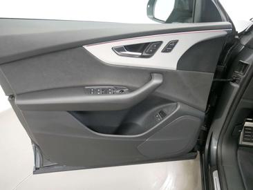Audi Q8 S Line 55 TFSI E — photo 16