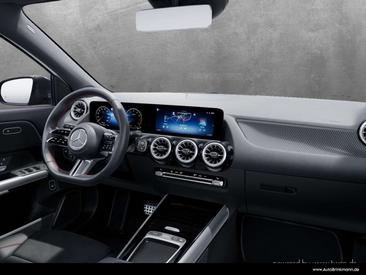Mercedes GLA 180 AMG Line — photo 11