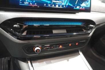 BMW 330e 330e XDrive — photo 16