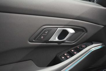 BMW 330e 330e XDrive — photo 23