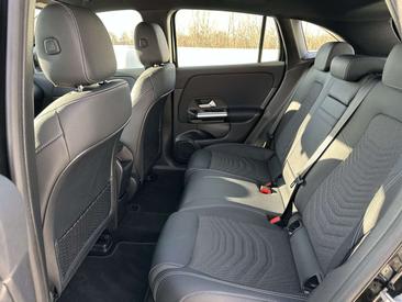 Mercedes EQA 300 Progressive — photo 11