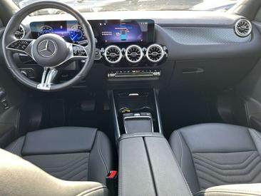 Mercedes EQA 300 Progressive — photo 12