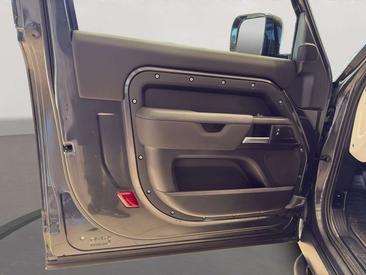 Land Rover Defender 90 S 3.0D I6 200 CV AWD Auto — photo 13