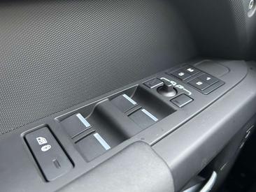 Land Rover Defender 110 X-Dynamic SE D250 — photo 9