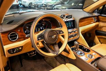 Bentley Bentayga V8 Azure — photo 5