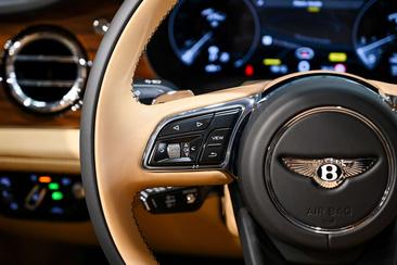 Bentley Bentayga V8 Azure — photo 10