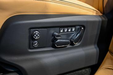 Bentley Bentayga V8 Azure — photo 20