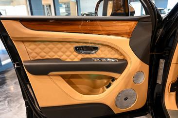 Bentley Bentayga V8 Azure — photo 32