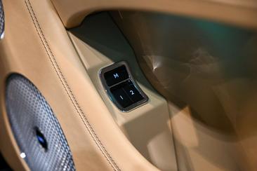 Bentley Bentayga V8 Azure — photo 37