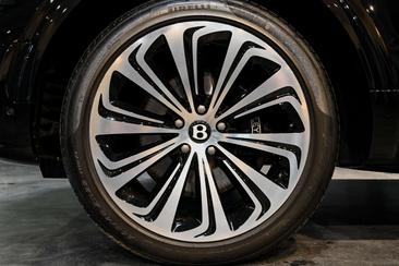 Bentley Bentayga V8 Azure — photo 43