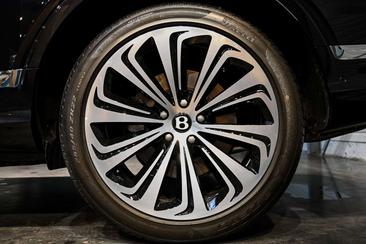 Bentley Bentayga V8 Azure — photo 44
